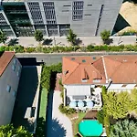 B&B 